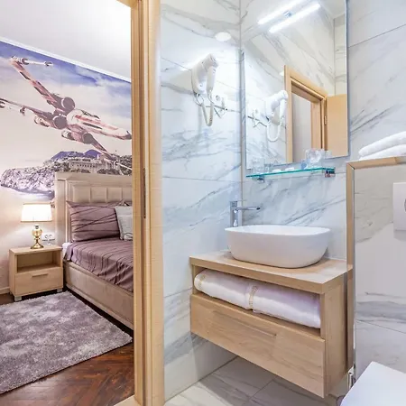 Seven Stars בית הארחה 4*